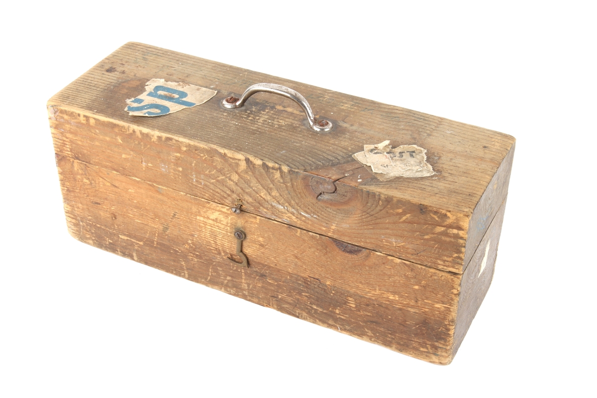 Loddsamling med 3 vektlodd i tilhørende etui. Brukt på postkontor. Ett av loddene veier 1 kg. To av loddene veier 2 kg. 

Håndskrevet tekst på innsiden av lokket på etuiet viser årstall fra 1930- til 1960-tallet.