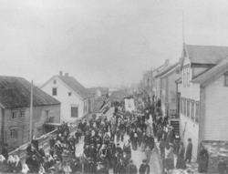 17. mai-tog i Vadsø i 1905 med flagg og musikkorps. Sivertse