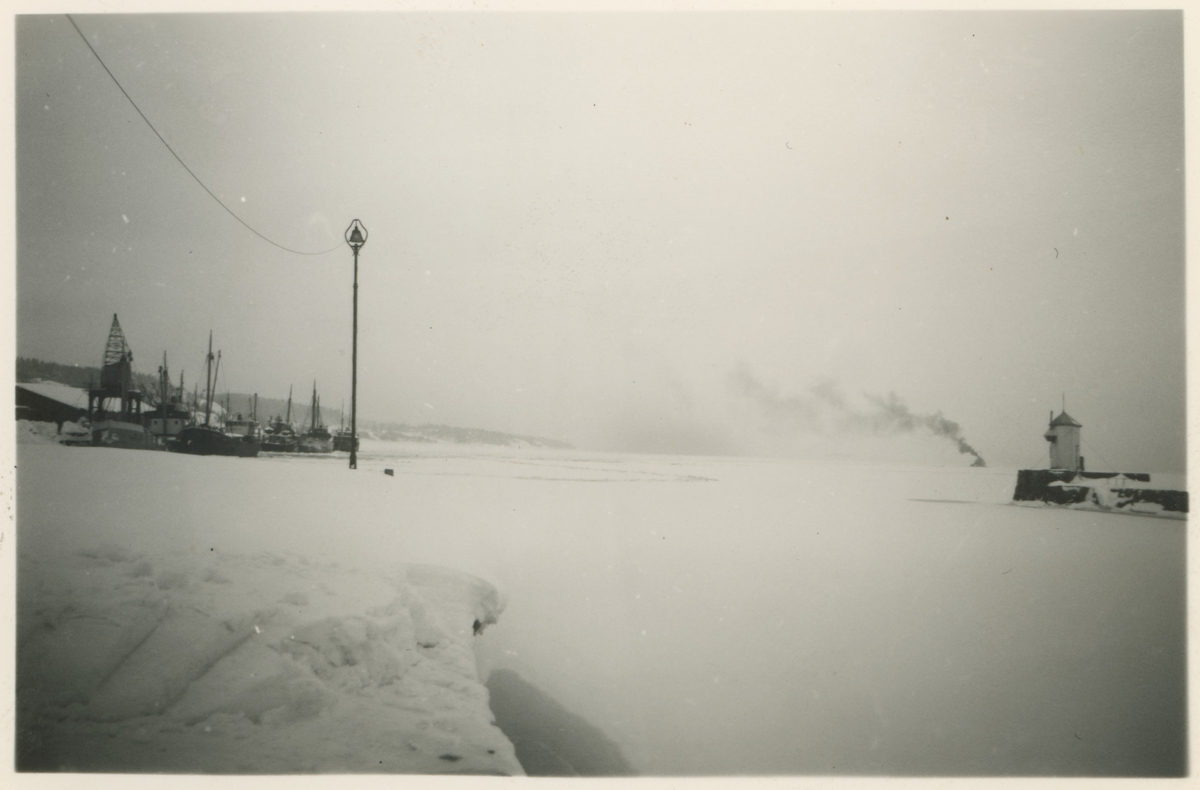 Vinterbilder fra mars 1954.
Kanalen og Værlen tilfrosset. Isbryter i bakgrunnen.