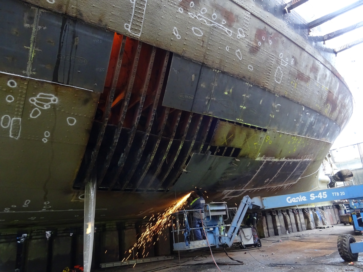 Isbrytaren SANKT ERIK på Stockholms Reparationsvarv. Ersättningsplåtar svetsas fast i skrovet.
