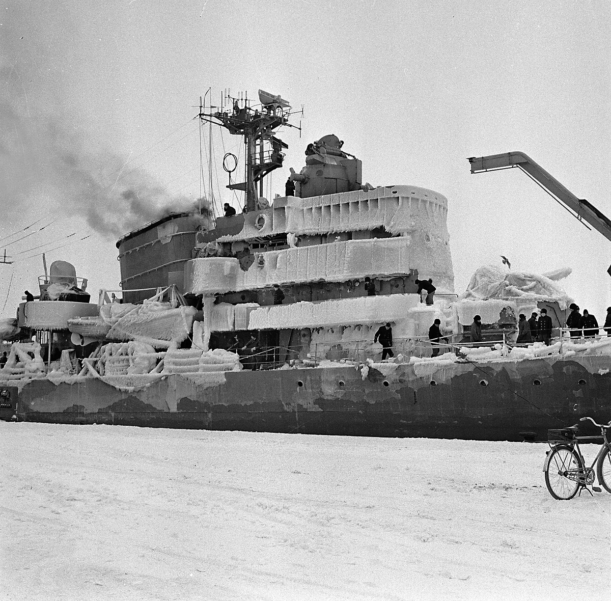 Varvet runt - en bildutställning.
Någon gång tog vintern ett hårt grepp om fartyg och varv. Vintern 1956 kom jagaren Uppland svårt nedisad till kaj.