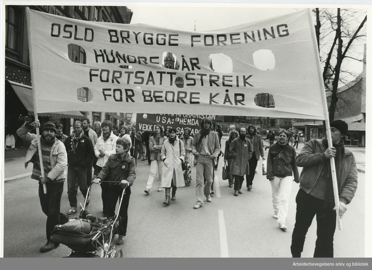 1. mai 1982, Oslo. Parole: Oslo Brygge forening hundre år - fortsatt streik for bedre kår ( Oslo bryggearbeiderforening)