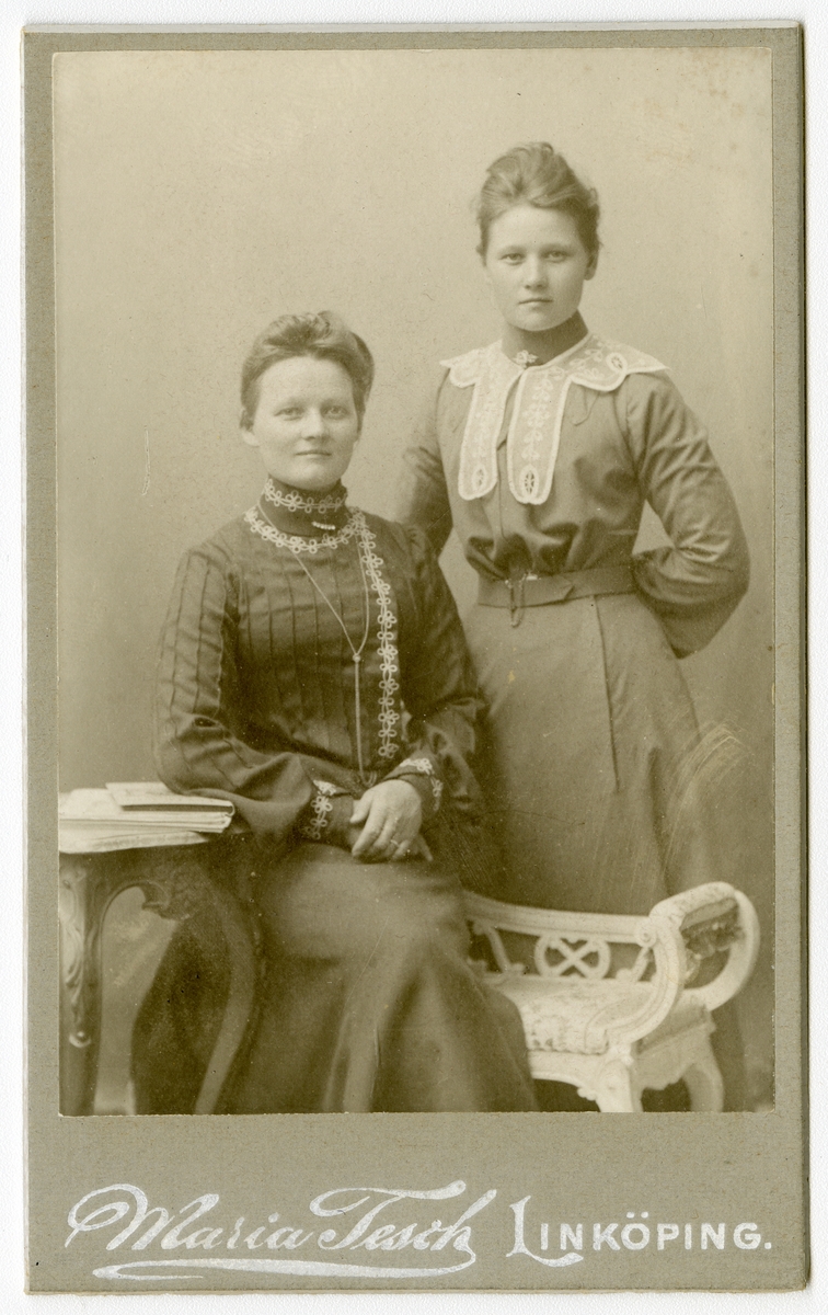 Porträtt av Hilma Josefina (vänster) Svhwartz och okänd kvinna.