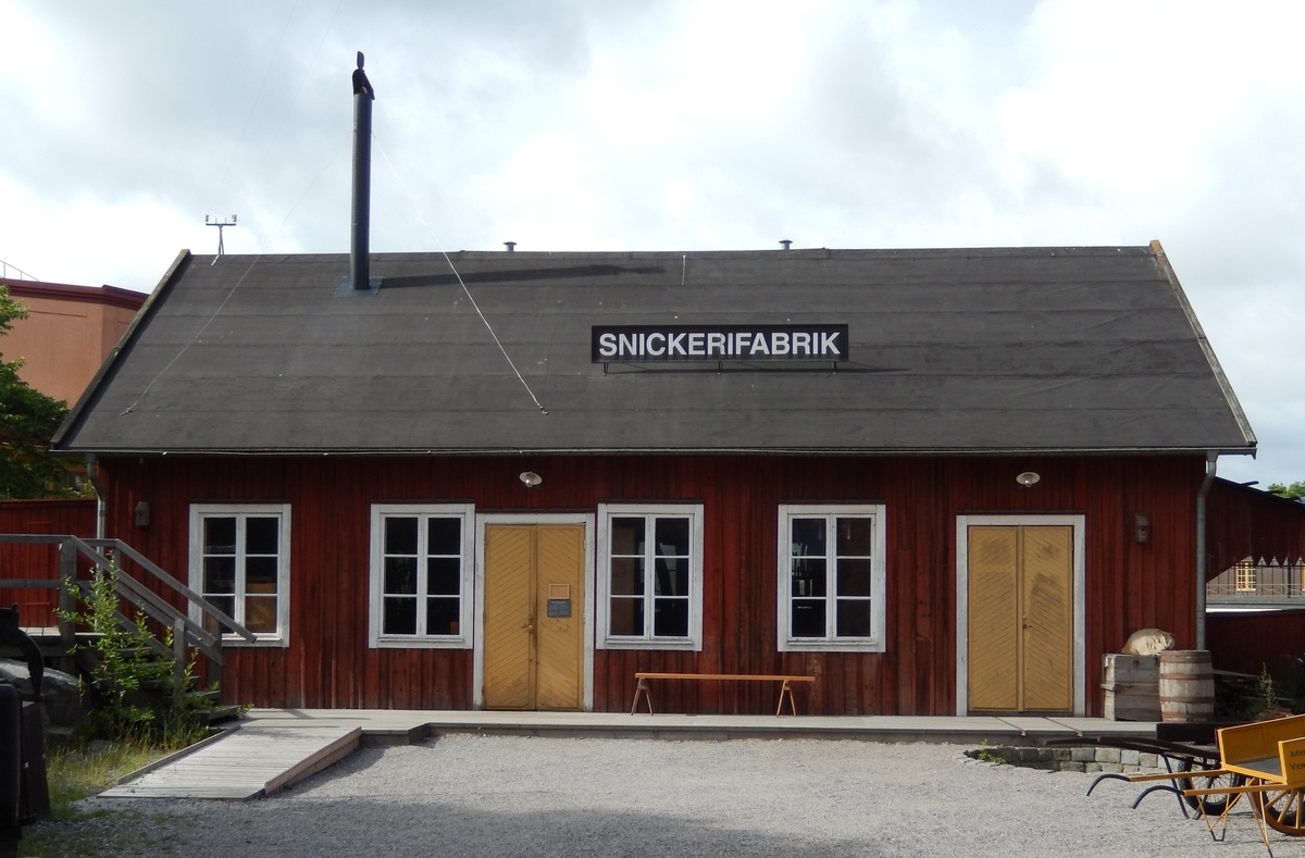 Snickerifabriken på Skansen är en envånig byggnad med fyra fönster samt två dörrar placerade på långväggen. Fasaden är klädd med locklistpanel samt målad med röd slamfärg. Dörr- och fönsterfoder är målade med vit linoljefärg, dörrbladen med gul. Taket är ett sadeltak klätt med papp.

Snickerifabriken kommer från Virserum i Småland. Den uppfördes 1897. 

Byggnaden återuppfördes på Skansen  under åren 1987-1989.