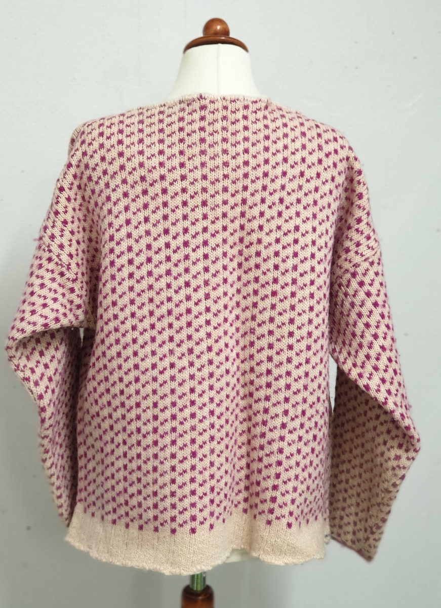 Hvit håndstrikket genser (islender) med rosa mønster.