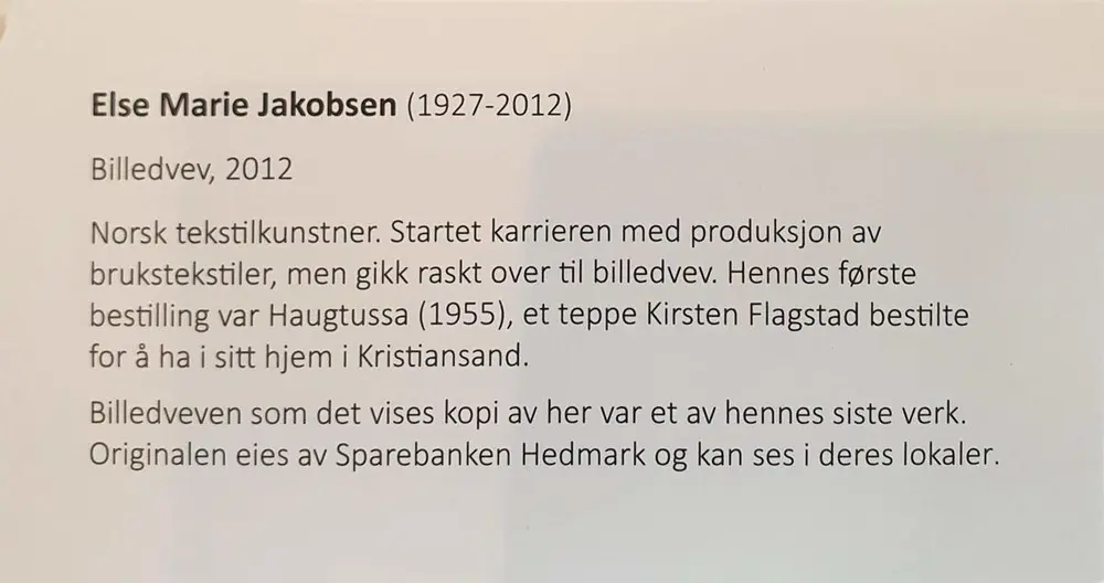 Plakett til bildevev. Kort informasjon om kunstner Ellen Marie Jacobsen