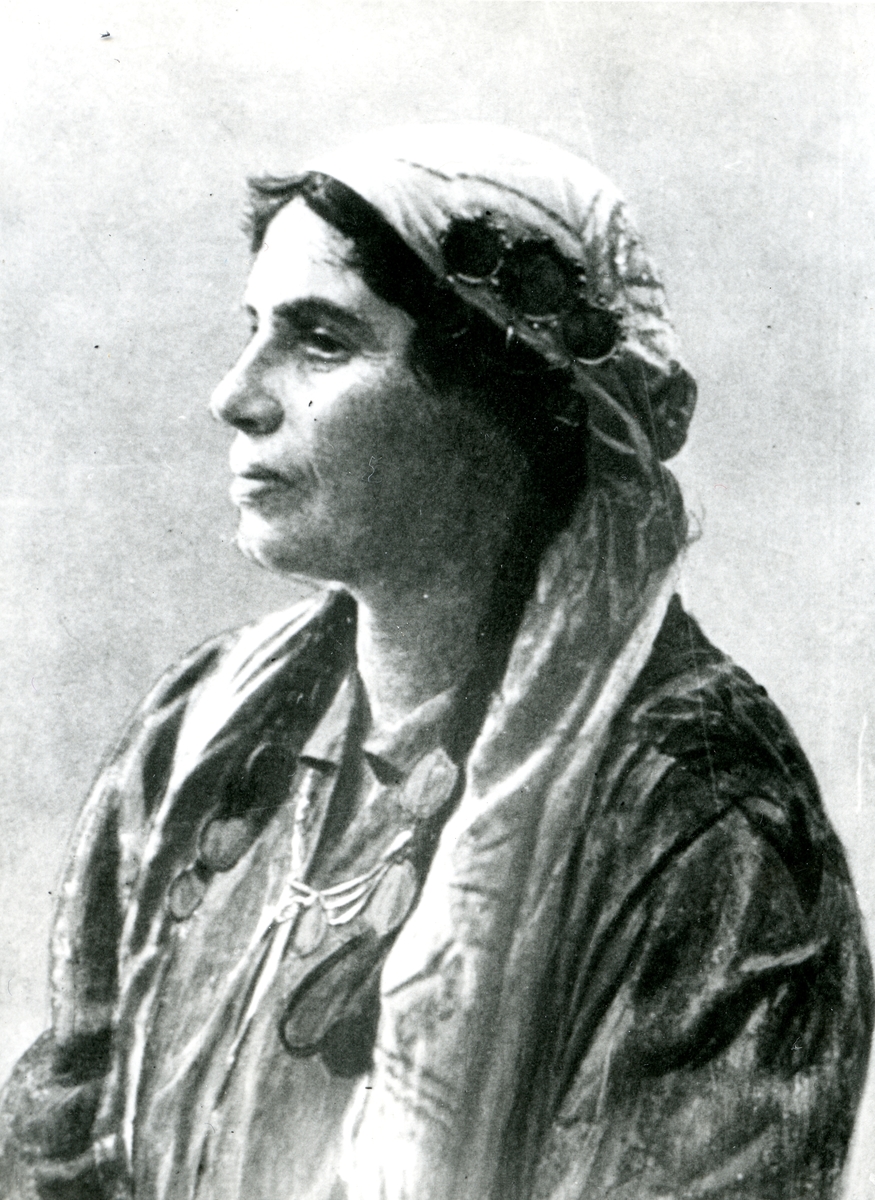 Porträttbild av en kvinna tagen i profil. Bildens ursprung är okänt.