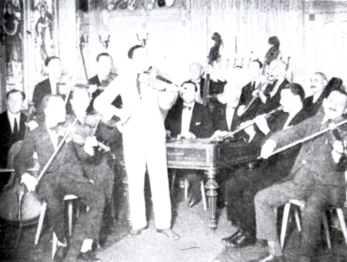 En samling manliga musiker spelar tillsammans. Bildens ursprung är okänt.