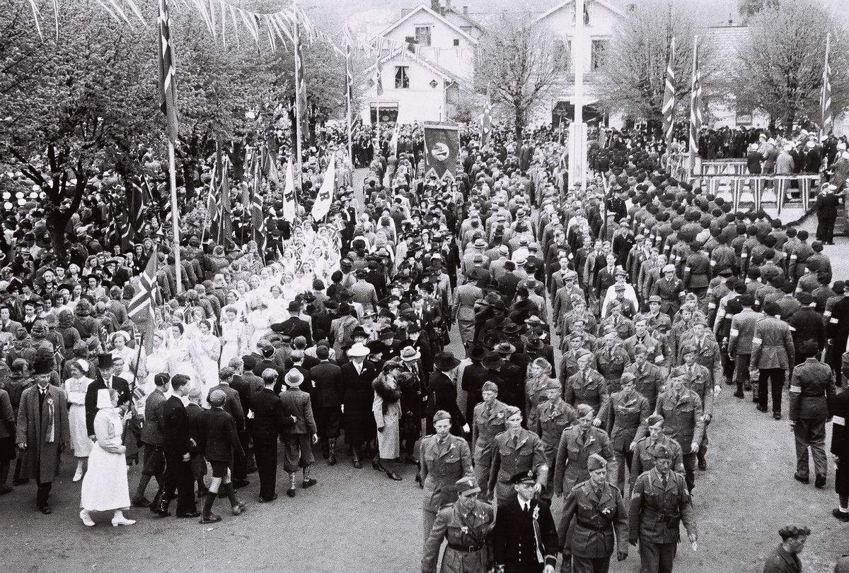 Mai-dagene 1945 i Porsgrunn. Rådhusplassen.