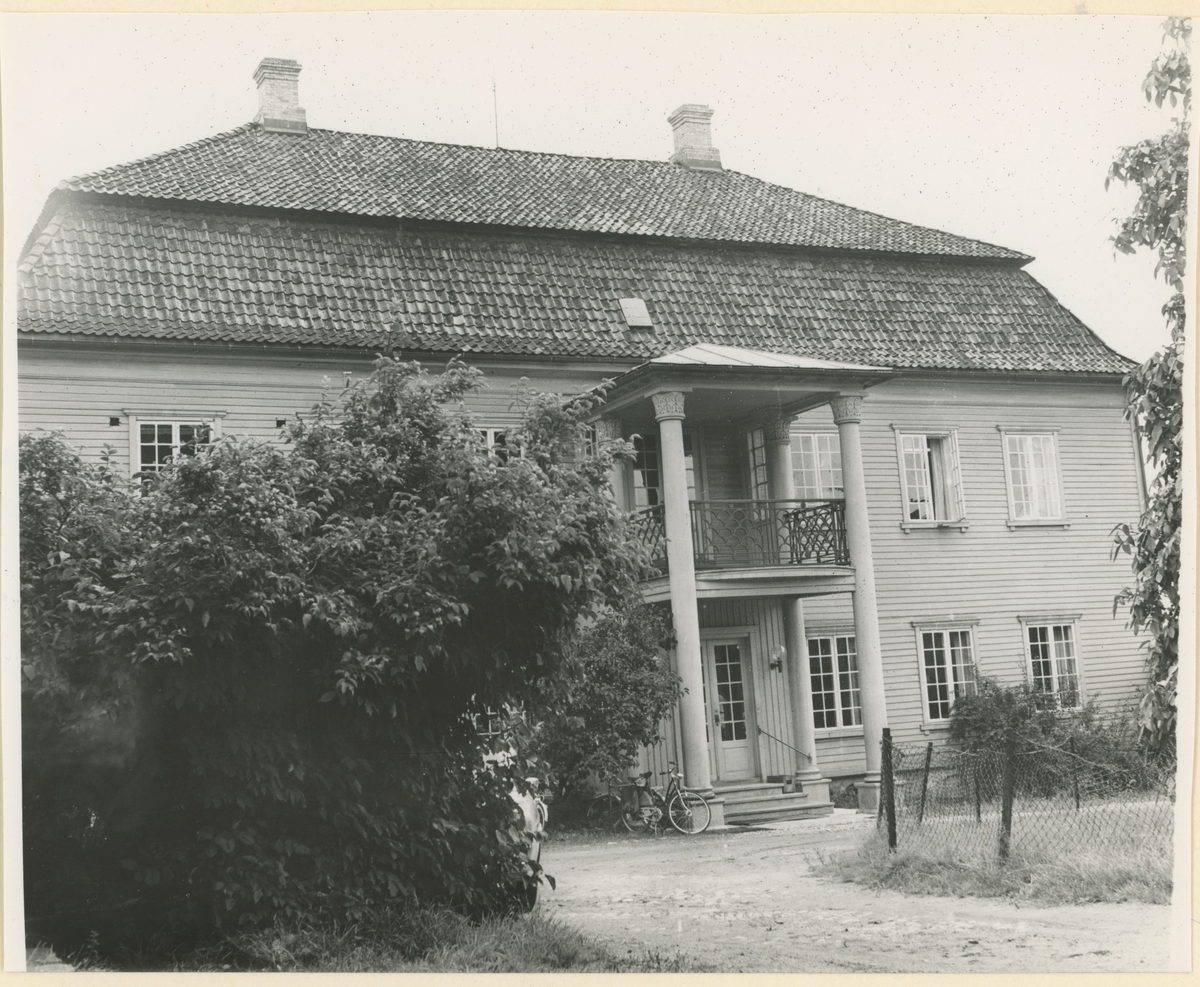 Hovedbygningen på Torderød gård, ca. 1960, to bilder.