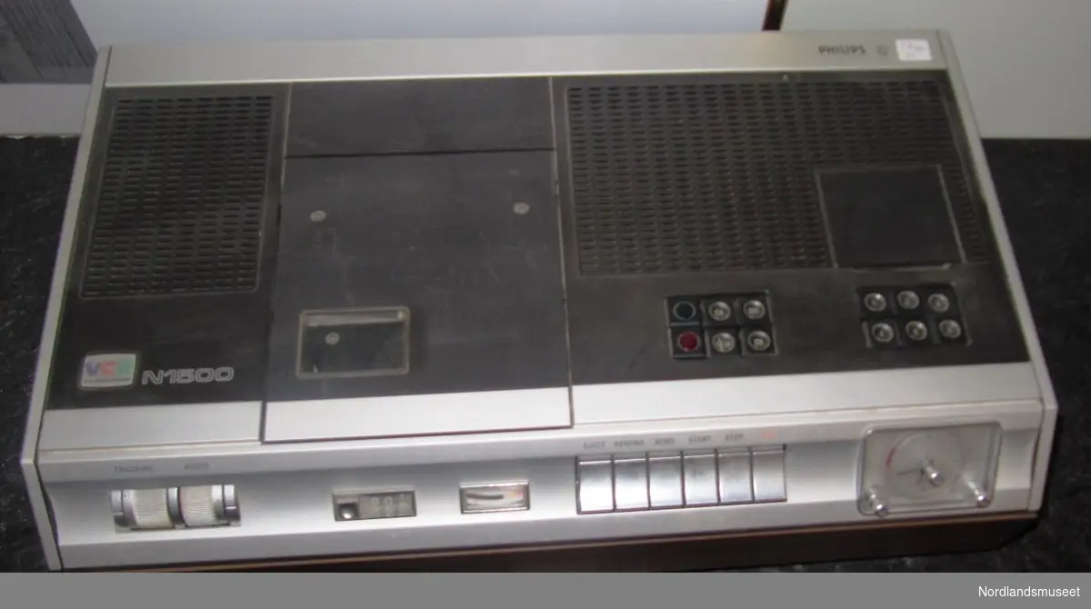 Philips N1500 anses å være den aller første forbruker videospiller. Kom på markedet i 1972 og bemytttet Philips egen "Umatic" videokassett system som spilles inn på 3/4 tommers magnetbånd.