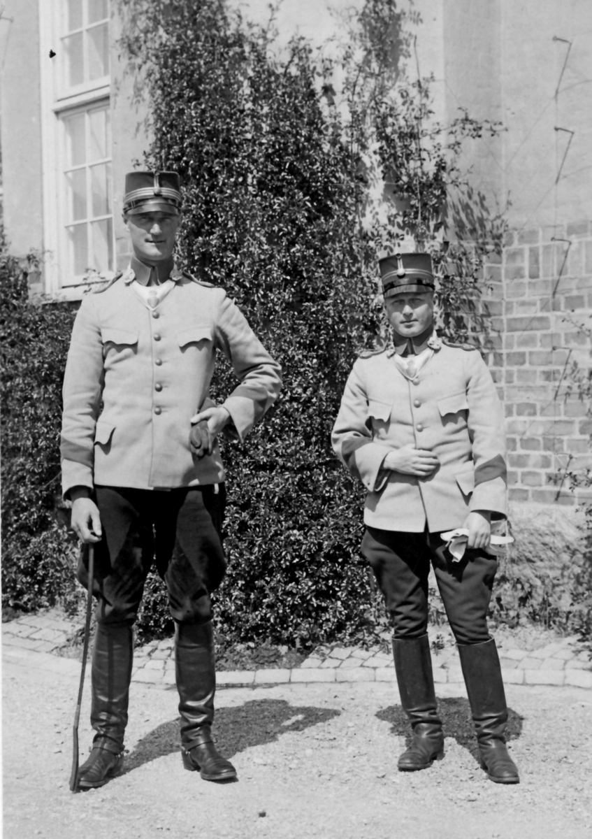 Kaserngården, juni 1925

Dagbefäl framför kanslihuset (by 1).
"Långe" Carl Norberg och "Korte" J G E Almqvist, kallad "Lillen".