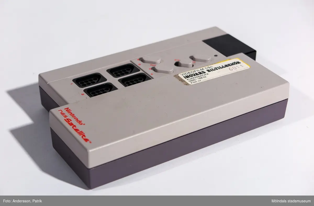 Trådlös 4-spelsadapter till Nintendo. Den består av två delar: En sändare som kopplas in i konsolen och en kontrolldel.

NES Satellite ger upp till fyra spelare möjlighet att spela samtidigt. 

Adaptern har fyra anslutningar för handkontroller eller ljuspistoler samt fyra knappar: "Turbo A och B", "CTRL/Gun" och "Power".