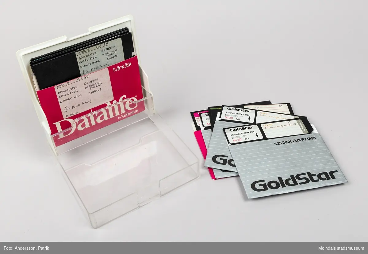 Diskettbox för förvaring av 5,25-tumsdisketter. Tillverkad i genomskinlig och vit plast. 

Innehåller tio stycken 5,25-tumsdisketter med dataspel.