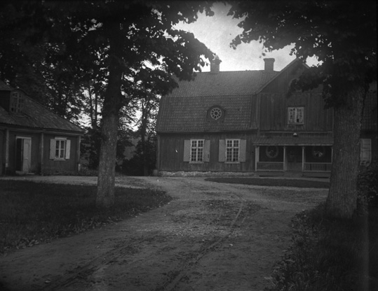 Mangårdsbyggnad och flygel, ca 1910.