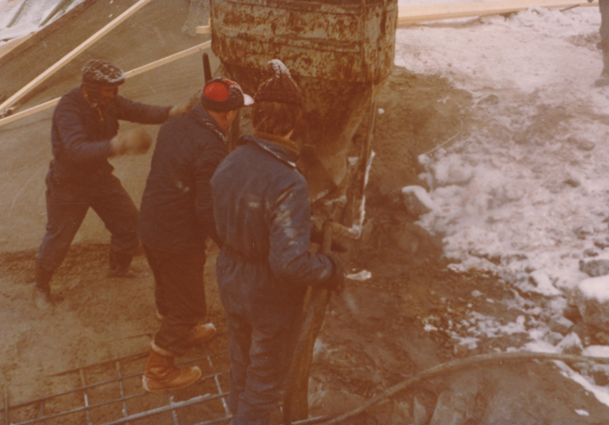 3 menn i arbeid med damanlegg for kraftverket på Kistefoss.