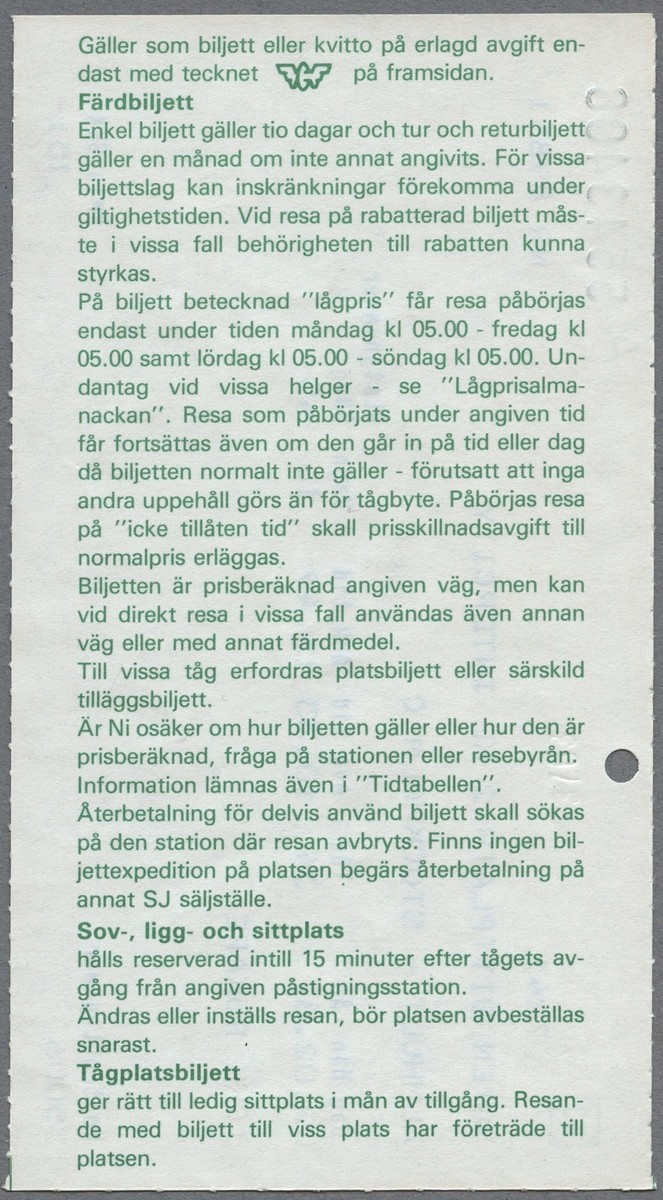 En sittplatsbiljett i 2:klass Intercity, icke rökare, för sträckan Älmhult till Stockholm C. Avgångstid är 10.33 och ankomsttid är 15.49. Priset är 15 kronor. På baksidan finns reseinformation i grön text. Biljetten är klippt.