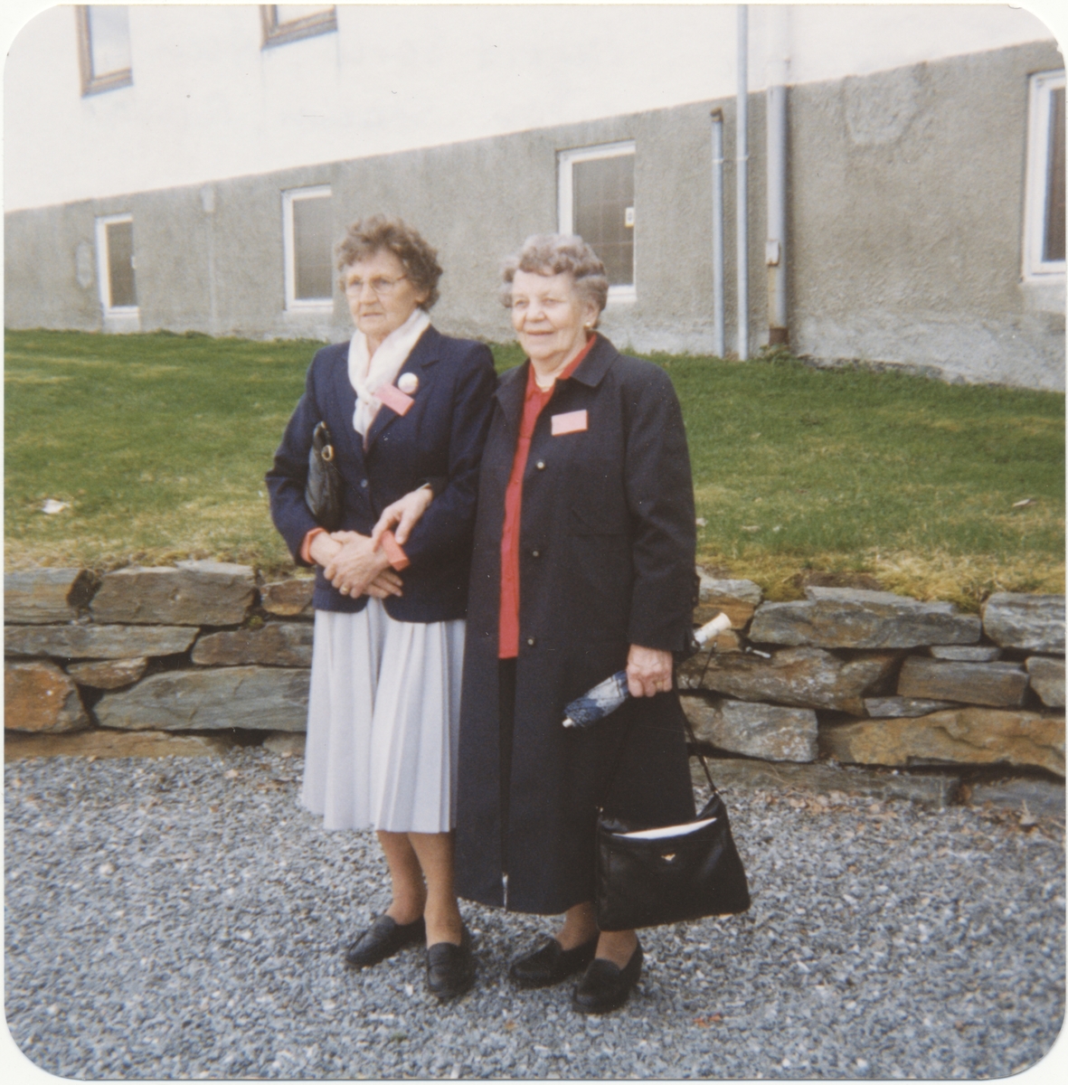 F.v. Ingrid Sørli (f. 1927, Åsen) og Sofie (Aune) Stoum (f. 1920, Stjørna/Rissa), fotografert utenfor Falstad museum. De satt begge i fangenskap på Falstad i 1944. Bildet er tatt på Falstad i anledning frigjøringsjubileet i 1995.