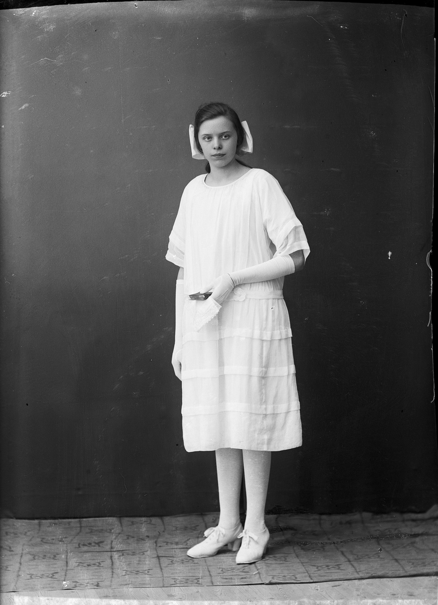 Konfirmand Birgit Öhrn från Hargshamn, Harg socken, Uppland 1923