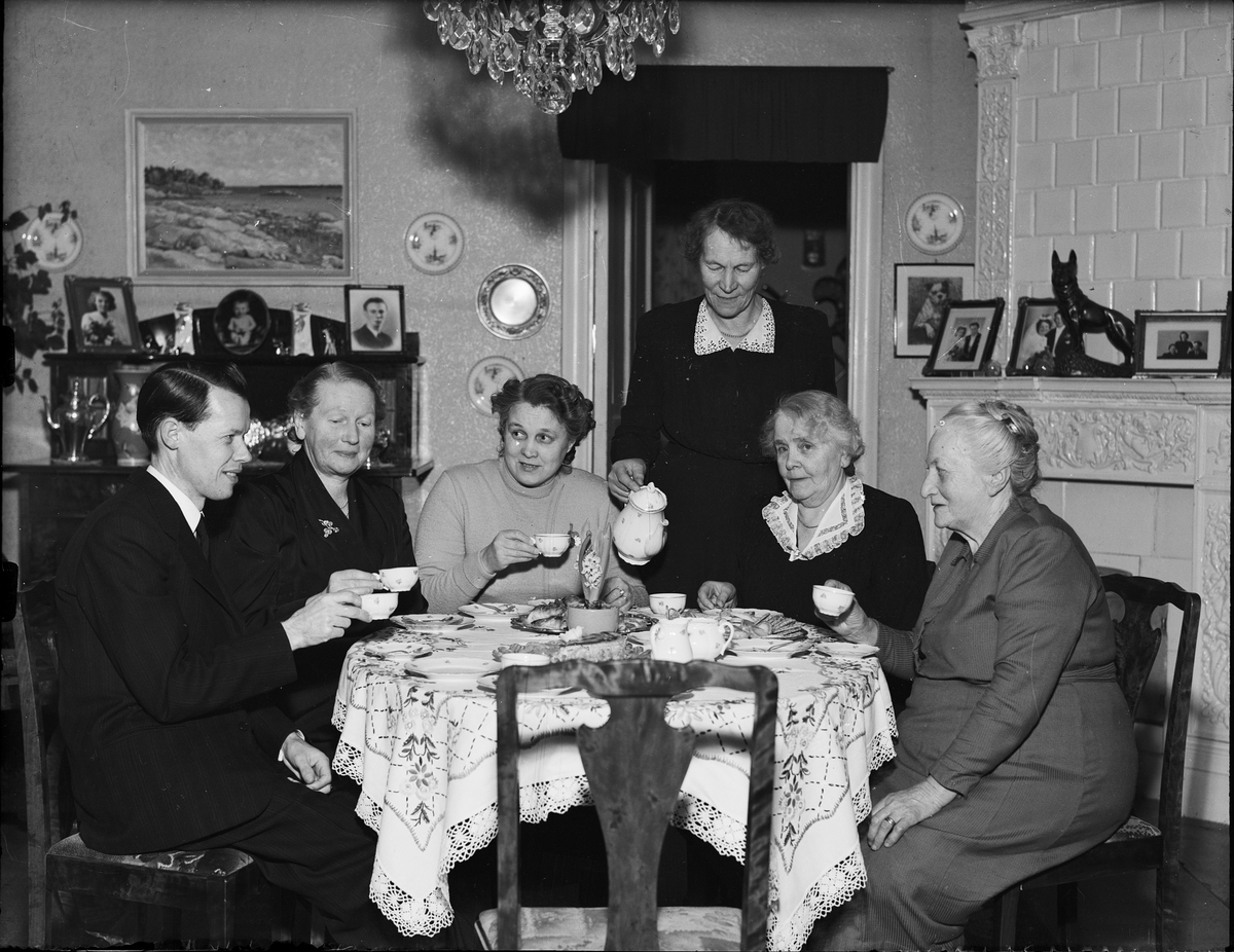 En man och fem kvinnor vid ett kaffebord, Östhammar, Uppland