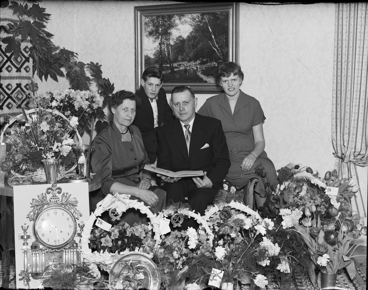 Oskar Forsberg med familj, omgiven av blommor firar 50-årsdagen, Hanunda, Hökhuvud socken, Uppland