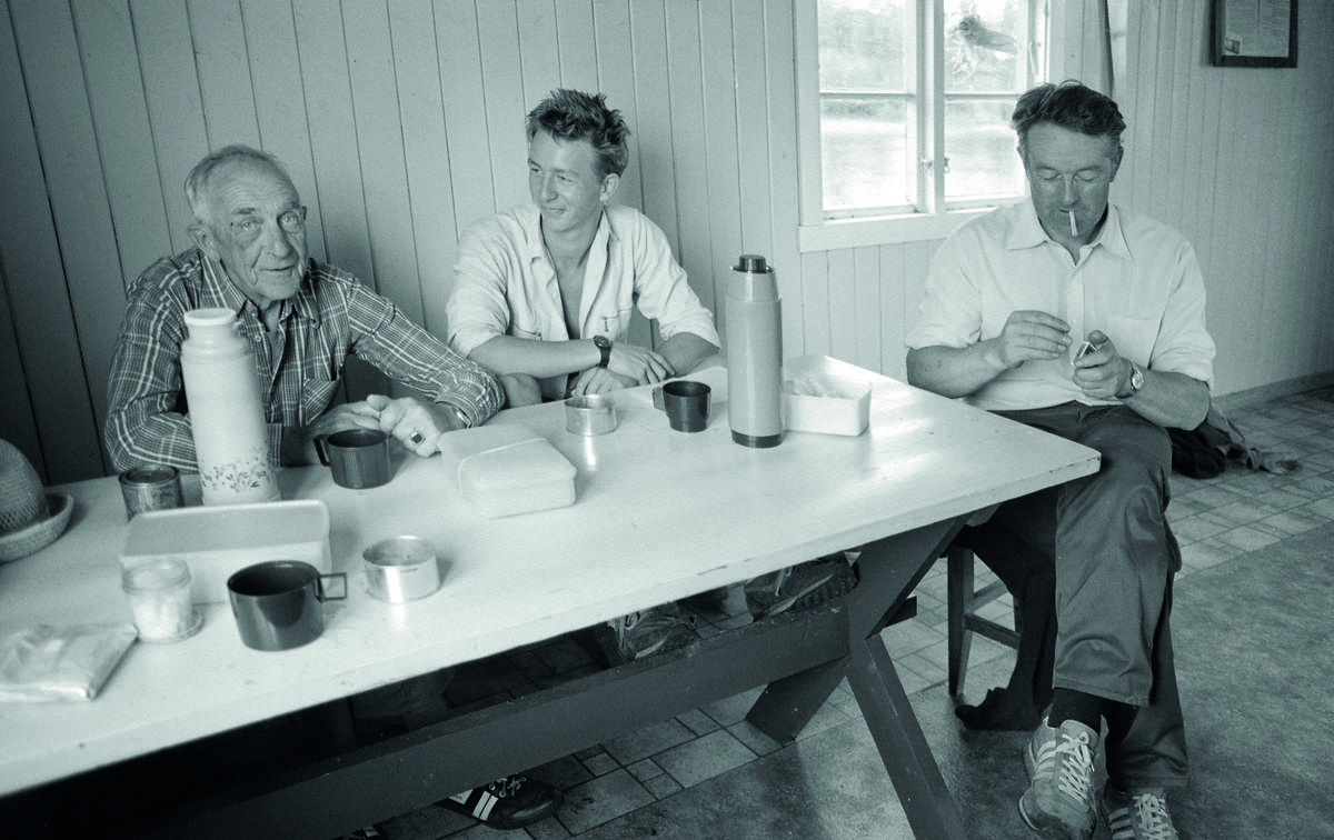 F.v. Arvid Evjen (1918-1988), Ole Berg-Pedersen (f. 1967) og Thorleif Gadderud (1934-2014). Foto: Trine Mikkelsen/Akershus Arbeiderblad