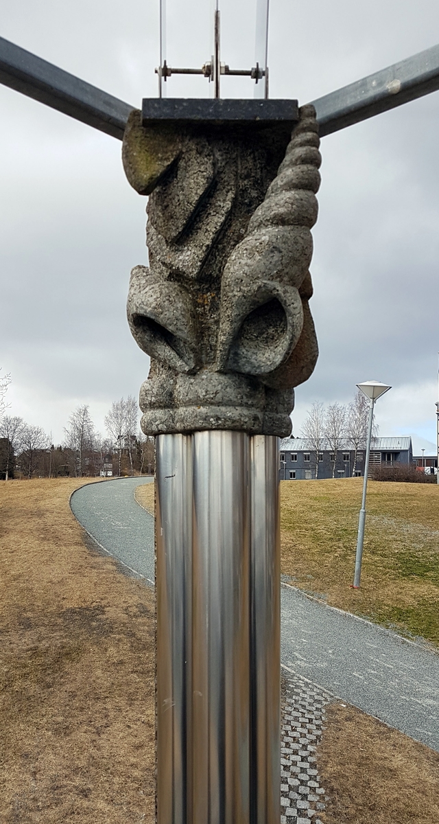 Kunstverket regnes som hoveddelen av Gulliksens utsmykking som består av fire skulpturer i stein. Den er plassert på bakketoppen og trekker aksene som dannes av universitetsbygningene til et punkt utenfor, og markerer stedet som det egentlige sentrum. Verket er en talerstol som skal kunne tas i bruk ved arrangementer. Plasseringen av de fire søylene representerer de fire himmelretningene og fabeldyrene skal trekke tanken mot middelalderbyen Trondheim med Nidarosdomen som viktigste sted. Verket kalles «Prekestolen» på folkemunne i Trondheim.