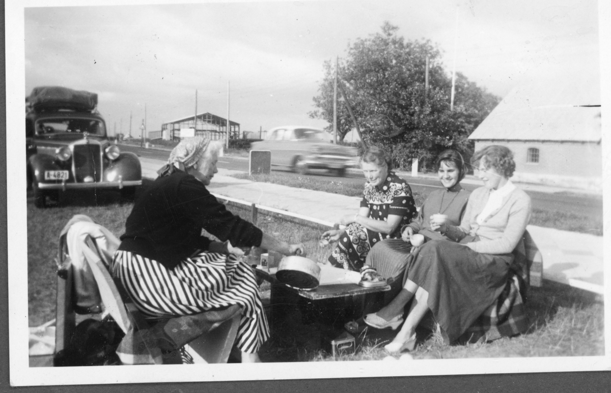 Kvinner på rasteplass langs vegen, fra biltur, trolig etter andre verdenskrig.