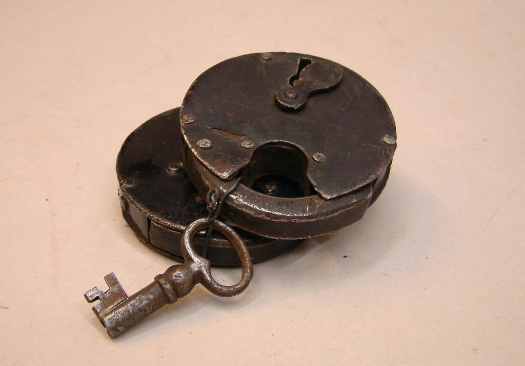 Två stycken runda hänglås till remisskista, med tillhörande nyckel.