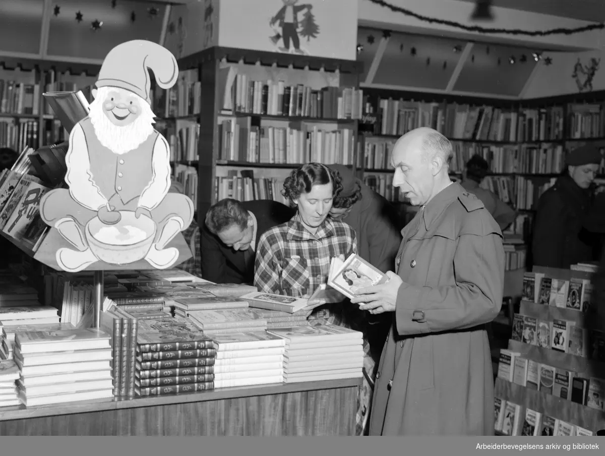 Julegaveinnkjøp i bokhandelen. Desember 1951.