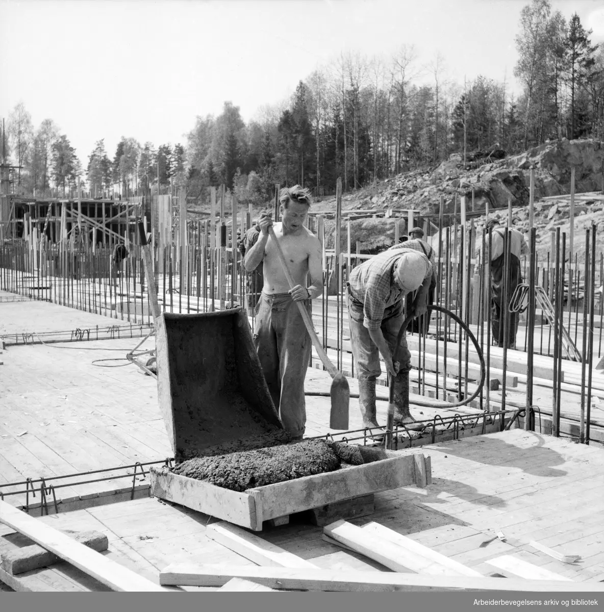 Bygningsarbeidere. Antatt Oslo. 1955 - 1960.