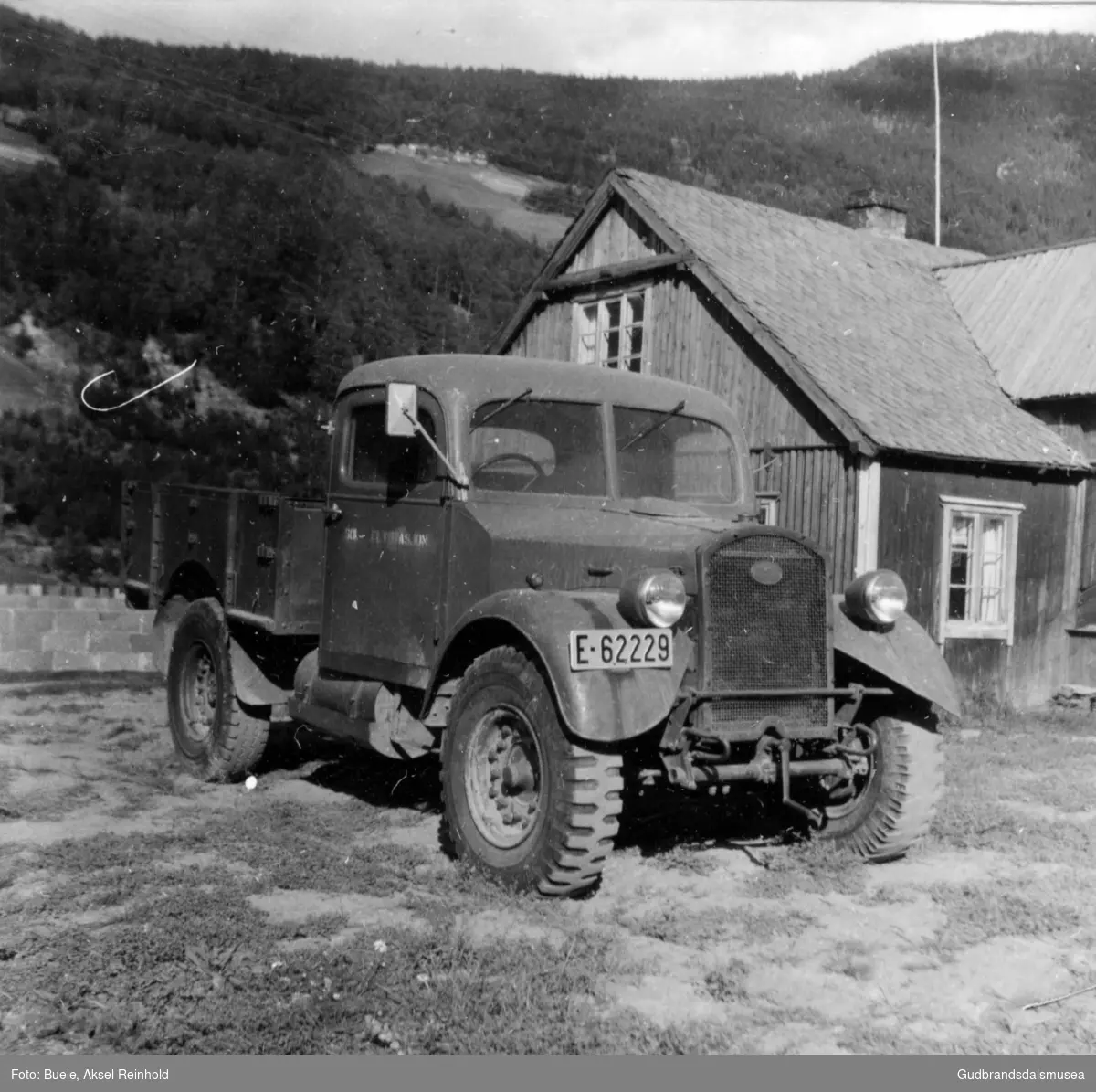 Fordson lastebil ved Myhre på Dovreskogen.