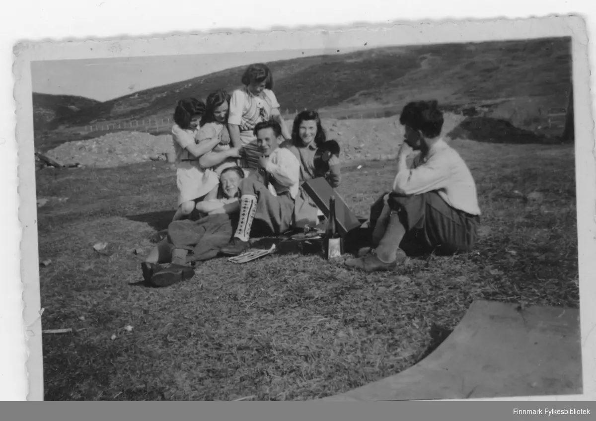 Kjenner noen hvem er disse unge jenter og tre gutter på piknik. Grammofon er med. Kan dette være i Børselv?