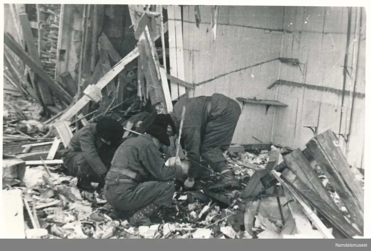 Franske soldater ved et utbombet hus i Namsos