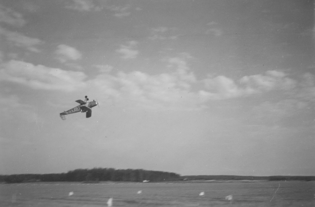 Flyguppvisning med flygplan Bücker Bü 131B Jungmann med civil märkning SE-AGU. Vid flygdagen Flygets dag på F 3 Malmen, 1938.
