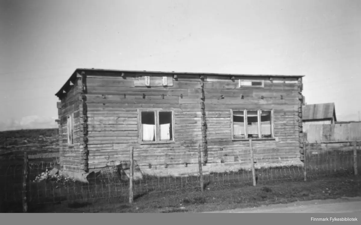 Et tømmerhus, muligens fotografert i Saltjern? En informant mener dette kan være huset til Åsmund Albert Niemi. 