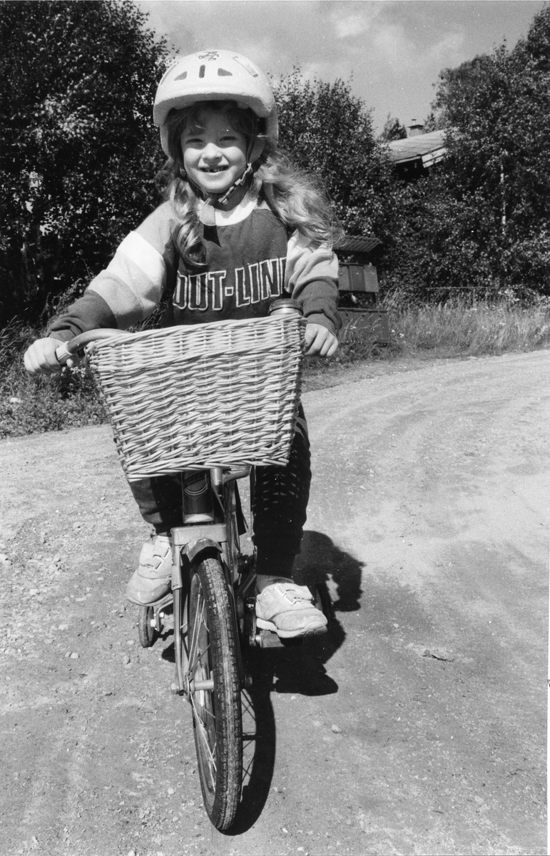 Jente på sykkel - Kristin Grønn-Hagen