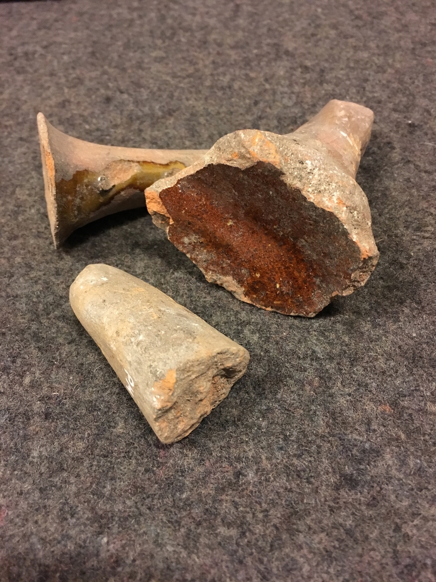 Koniskt ben, sannolikt från en trebensgryta i yngre rödgods. Fynd vid uppgrävning för handikapphiss på Postmuseum 1980.