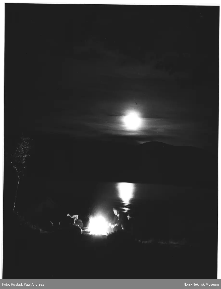 Leir i måneskinn ved Revlingsjøene, Femundmarka