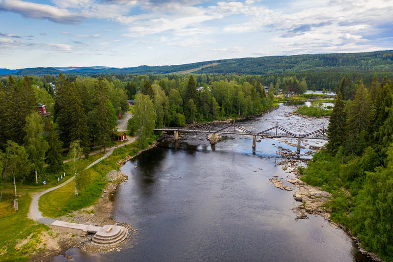 Dronebilde av Glomma. Viser elveparken, klokkerfossbrua og deler av Prestøya