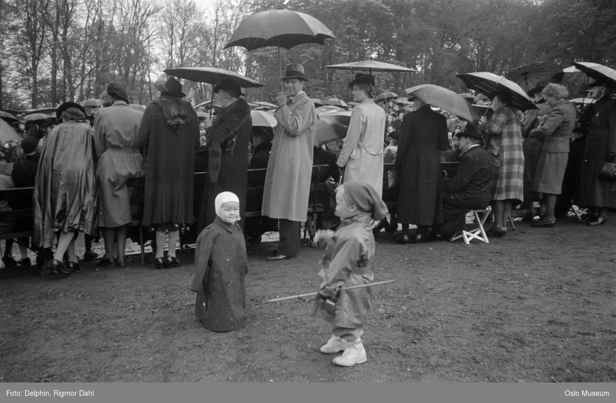 17. mai-feiring, menn, kvinner, barn, paraplyer, regnvær