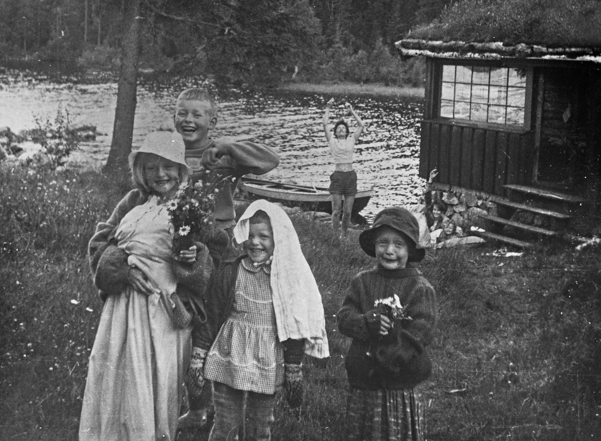 Utkledde unger ved Skjeppsjøen 1963