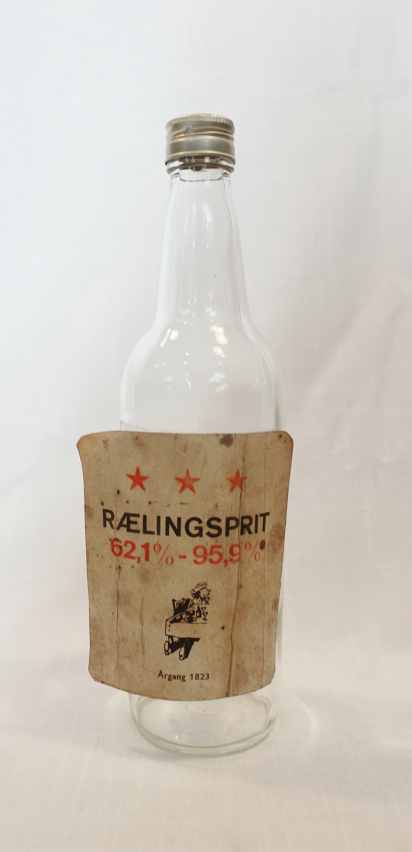 Flaske med etikett: Rælingsprit 62,1% - 95-9%, Årgang 1823.

Flasken er sannsynligvis en moderne reproduksjon fra Vinmonopolet.
