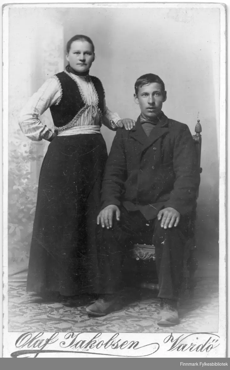Visittkortportrett av en kvinne og en mann fotografert på fotoatelieret til Olaf Jakobsen, ca. 1900-1910, Vardø.