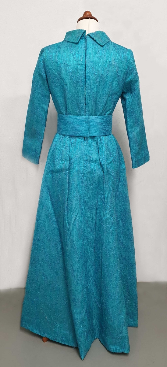 Turkis sid kjole av kunstsilke med blått metallskimmer