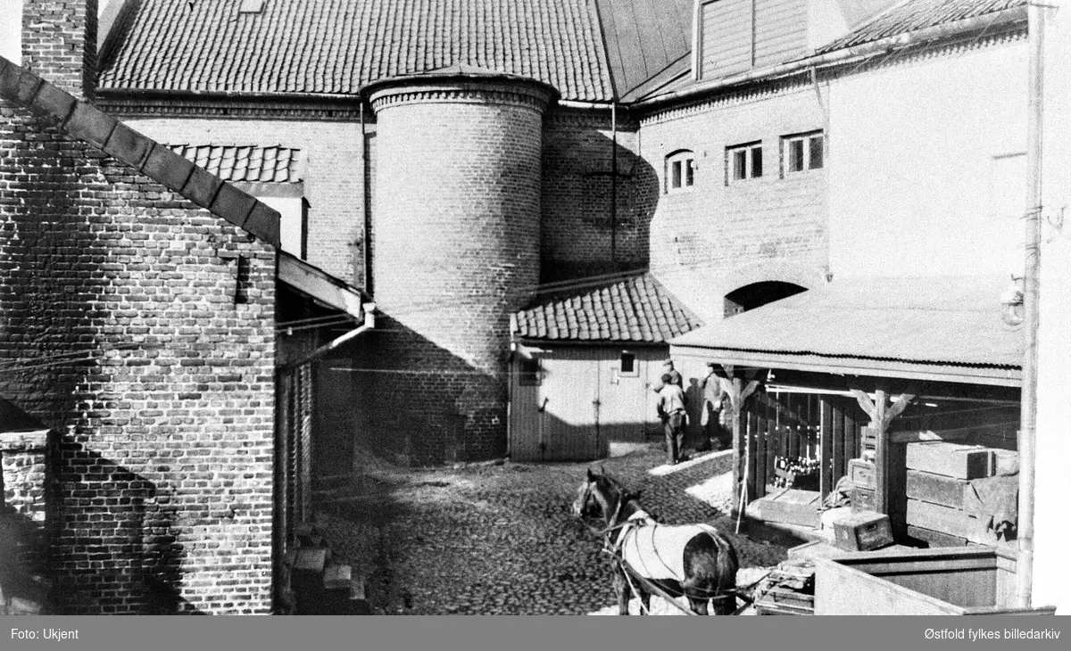 Haldens Bryggeri. Bryggerigården i Halden, ukjent datering.
Haldens Ølbryggeri fra 1886 til 1907, Haldens og Møllers Bryggerier fra 1907 til 1921, Haldens Bryggeri fra 1921 til 1960. Da ble Haldens Bryggeri slått sammen med Sarpsborg Bryggeri og produksjonen ble flyttet til Sarpsborg.