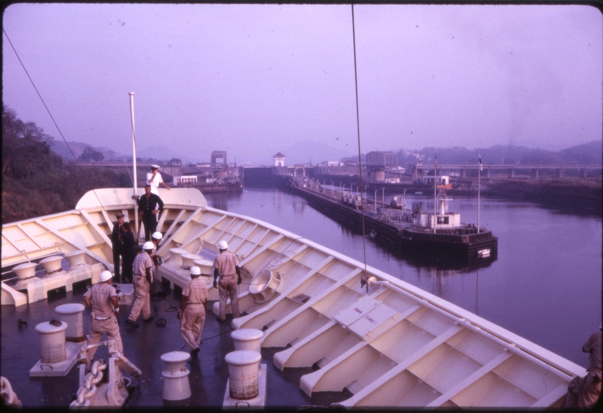 Mannskap i baugen på cruiseskipet 'M/S Sagafjord', ved innfart til Panamakanalen. 'Sagafjord' Around The World via Africa Cruise 1966.