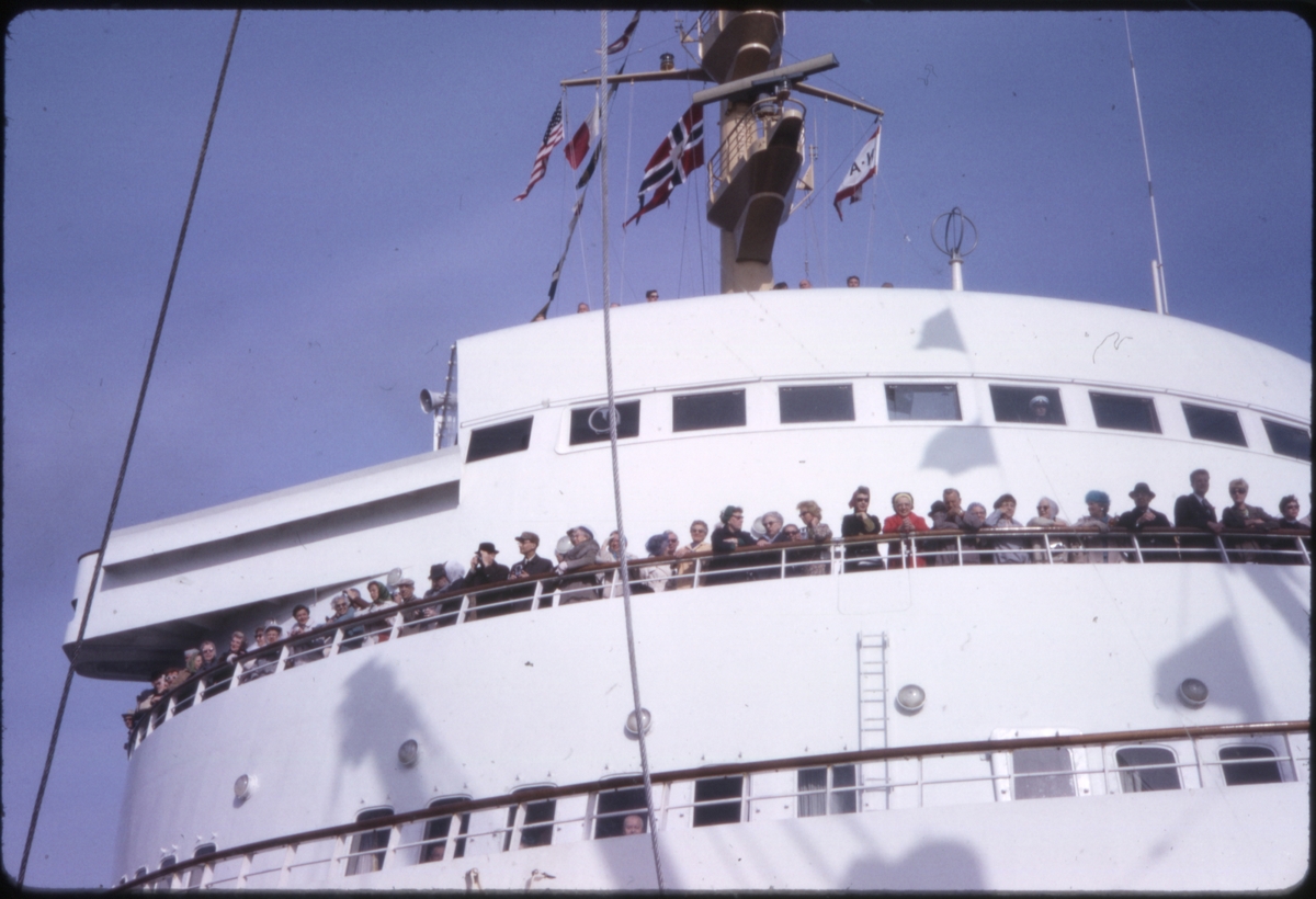 Mennesker langs rekkverk foran kommandobroen på på cruiseskipet 'M/S Sagafjord'. 'Sagafjord' Spring Cruise to Europe 1966.