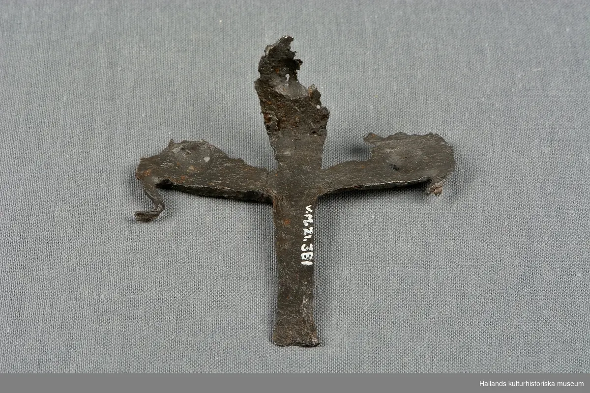 Dekorationsobjekt av järn i form av ett kors.