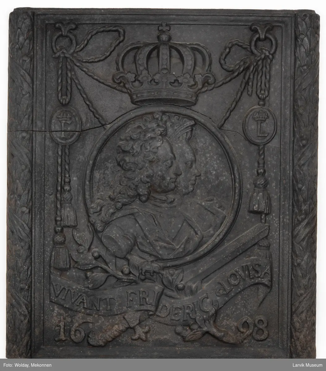 Relieff av  Frederik IV  og dronning Louise med innskrift Vivant Frideric & Louisa 1698